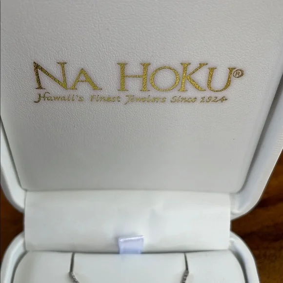 Na Hoku 14k White Gold, Abalone, and Diamond Whale Tail Pendant Necklace - Picture 3 of 4